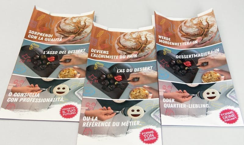 Sacs en papier avec publicité pour la relève