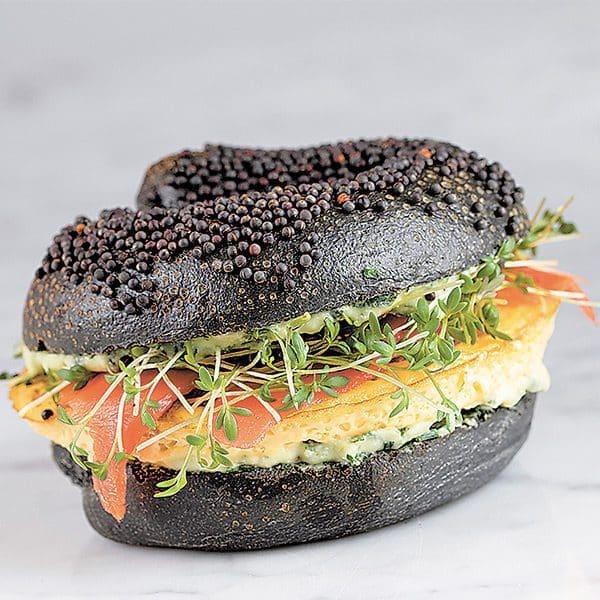 Black Bagel mit Ei und Lachs