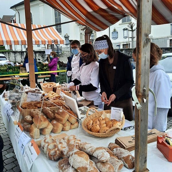 Lernende verkaufen ihre Produkte am Wochenmarkt in Stans