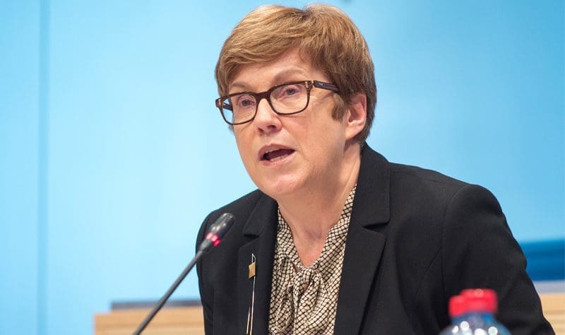 Au centre, la personne