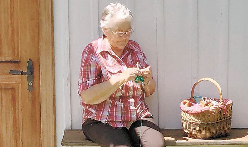 Bäcker-Mutter hat über 100 Cupholder gestrickt