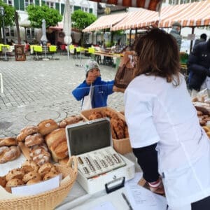 Backhandwerk am Wochenmarkt