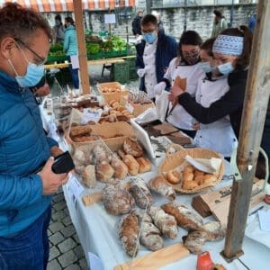 Backhandwerk am Wochenmarkt