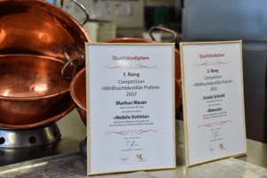 Erst- und Zweitplatzierte der Competition «Wildfruchtdestillat-Praliné»