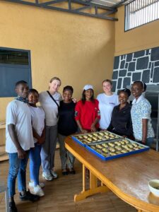 Lernende lernen und lehren in Ruanda