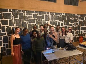 Lernende lernen und lehren in Ruanda