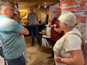 Berner Oberländer Bäckersenioren besuchen Ausstellung «Chorn-Mähl-Brot»