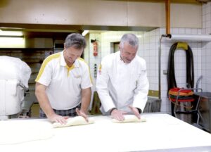 Ambassadeur beim Grittibänz backen