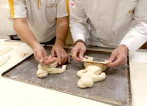 Ambassadeur beim Grittibänz backen