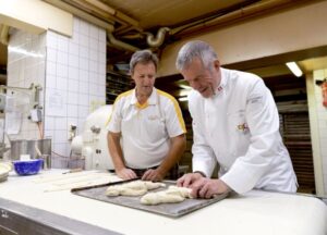 Ambassadeur beim Grittibänz backen
