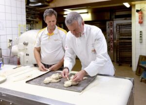 Ambassadeur beim Grittibänz backen