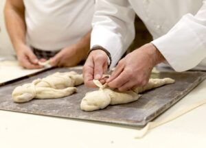 Ambassadeur beim Grittibänz backen