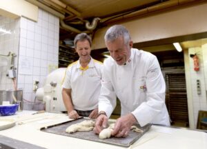 Ambassadeur beim Grittibänz backen