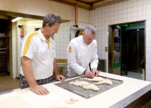 Ambassadeur beim Grittibänz backen