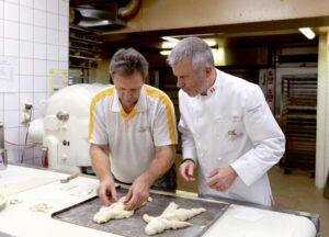 Ambassadeur beim Grittibänz backen