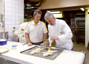 Ambassadeur beim Grittibänz backen