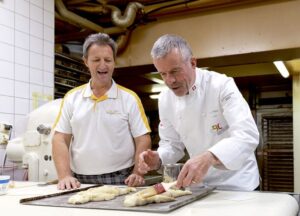 Ambassadeur beim Grittibänz backen