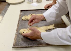 Ambassadeur beim Grittibänz backen