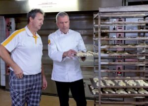 Ambassadeur beim Grittibänz backen