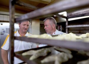 Ambassadeur beim Grittibänz backen