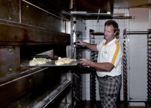 Ambassadeur beim Grittibänz backen