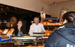 Lorenz Hess hinter der Verkaufstheke