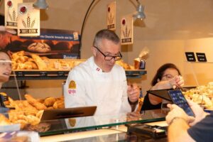 Lorenz Hess hinter der Verkaufstheke