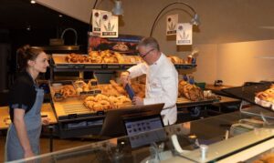 Lorenz Hess hinter der Verkaufstheke