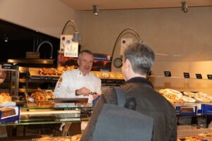 Lorenz Hess hinter der Verkaufstheke
