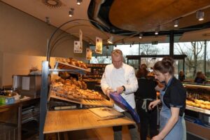 Lorenz Hess hinter der Verkaufstheke