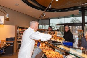 Lorenz Hess hinter der Verkaufstheke