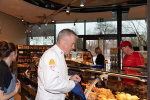 Lorenz Hess hinter der Verkaufstheke