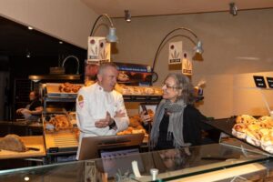 Lorenz Hess hinter der Verkaufstheke